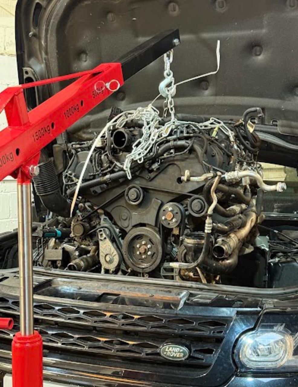 land-rover-engin